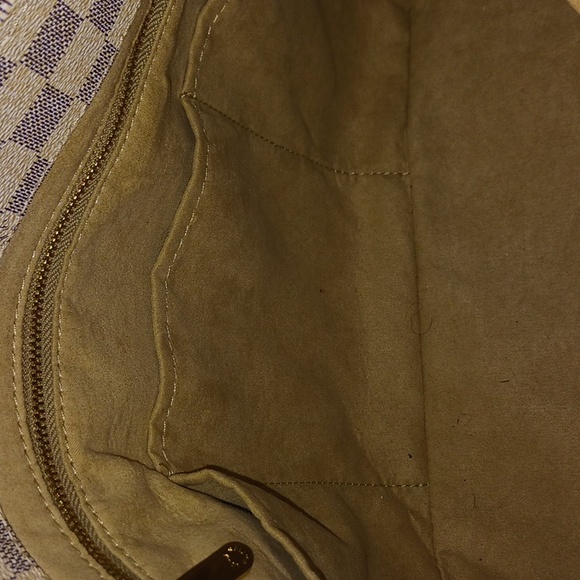 Elegant Checkered Handbag with Gold Chain - Picture 4 of 6